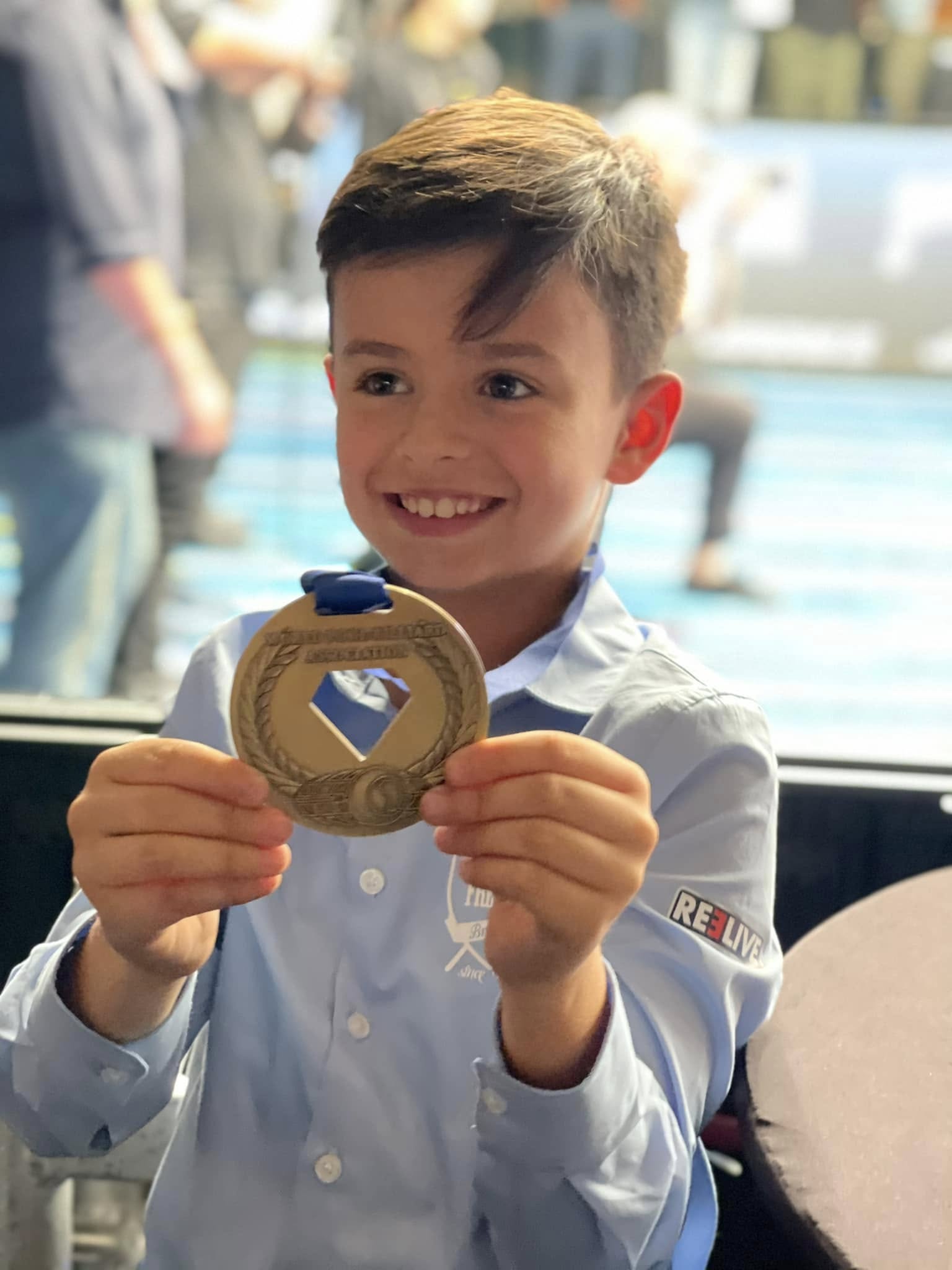 Stolzer Nachwuchsspieler mit seiner verdienten Medaille
