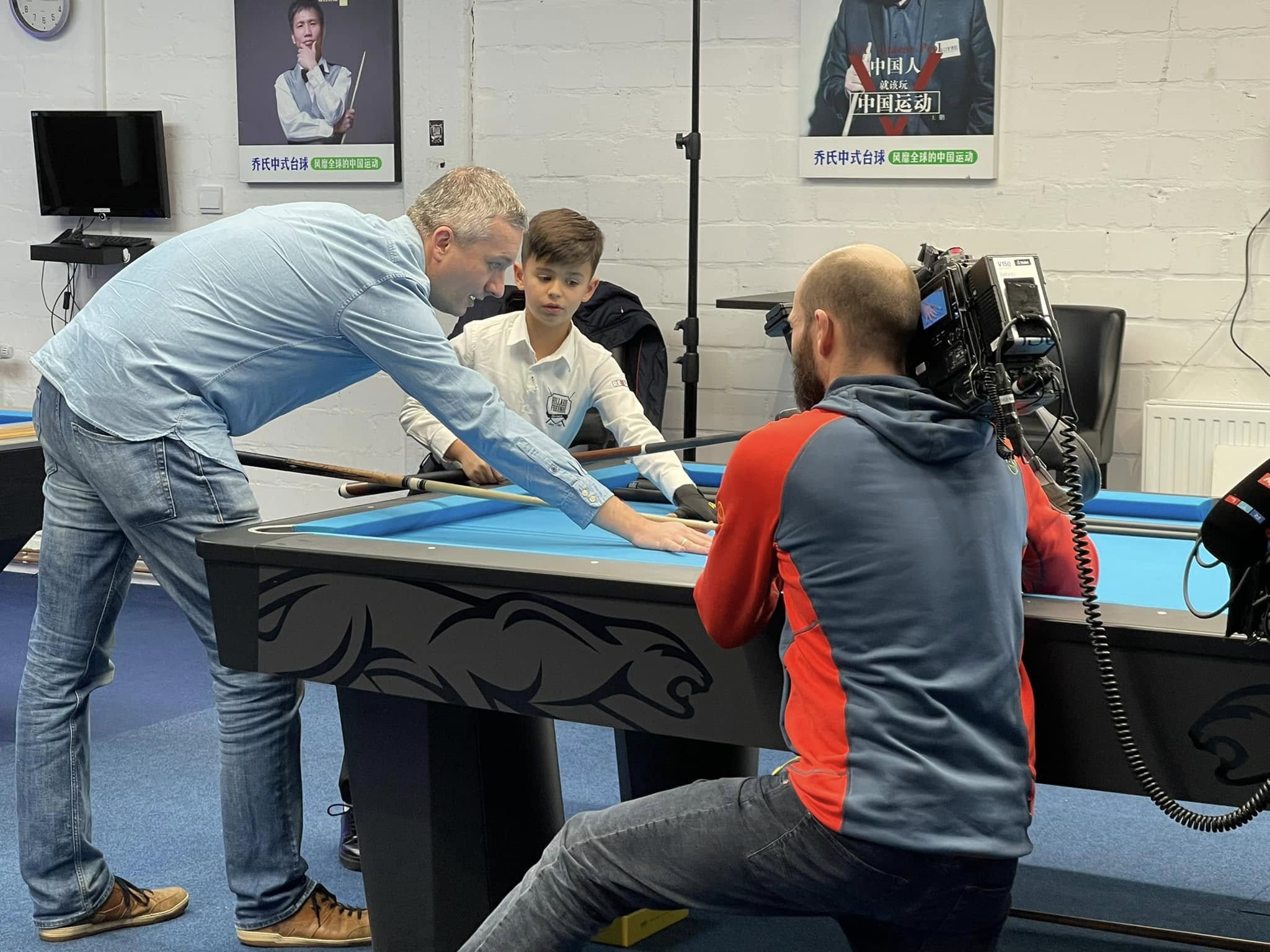 Persönliches Coaching am Tisch – Trainer und Nachwuchstalent